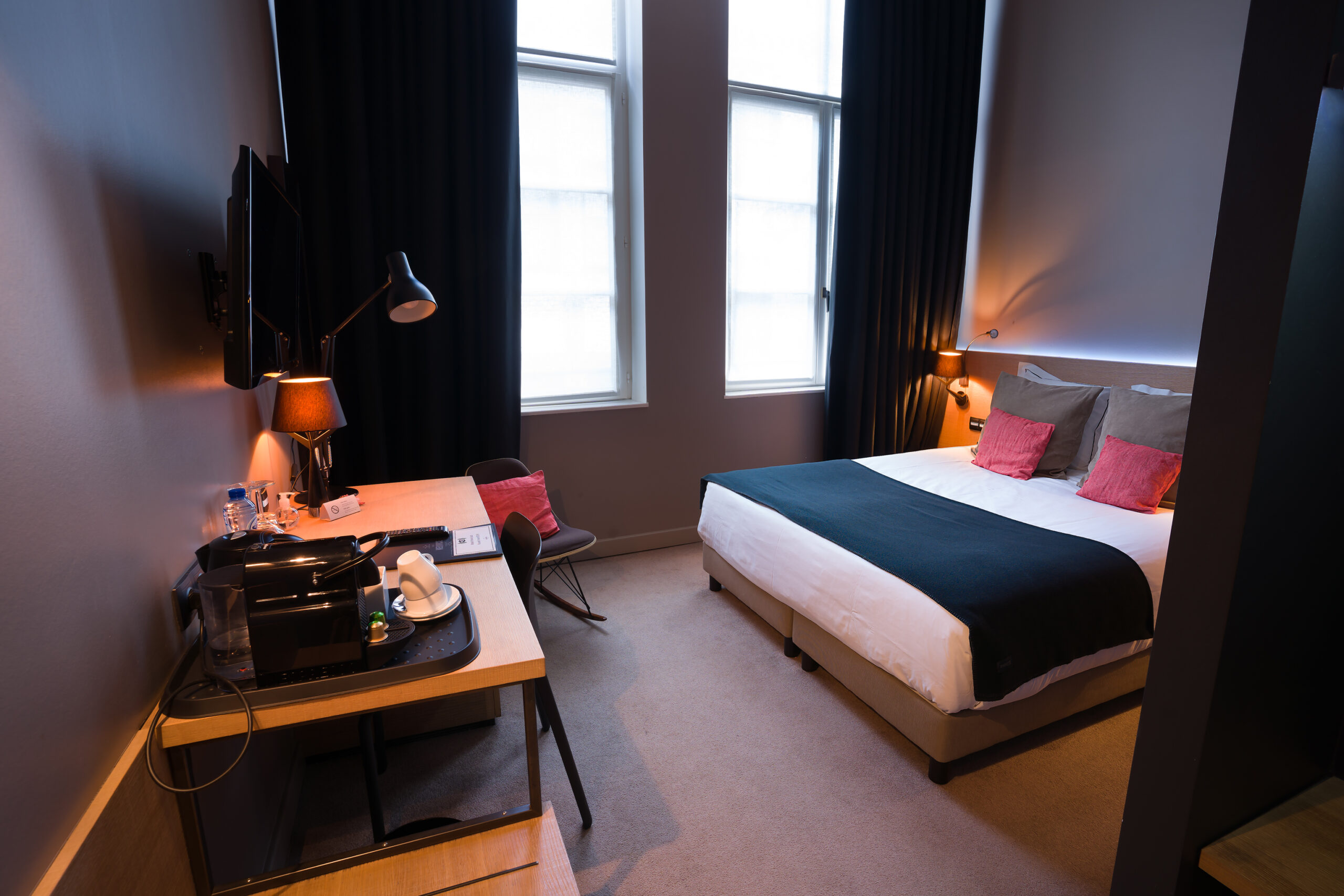 Détail du lit King Size et des boiseries en chêne sablé dans la Chambre Deluxe de l'Hôtel Neuvice